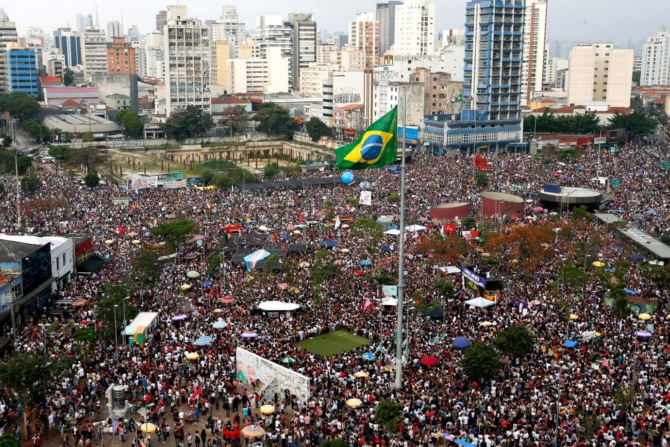 No caminho para derrotar o fascismo: #EleNão e as mobilizações feministas e populares