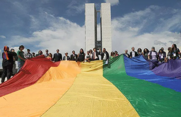 MP assinada por Bolsonaro exclui população LGBTI das diretrizes dos Direitos Humanos